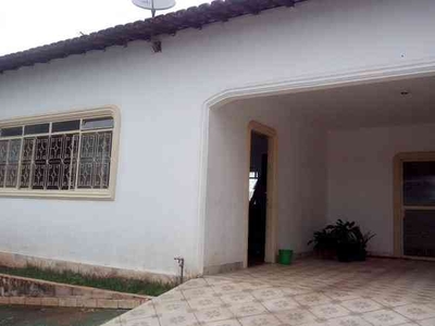 Casa com 4 quartos à venda no bairro Celina Park, 360m²