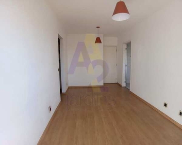 Apartamento espaçoso de 1 dormitório. Em bom estado, localizado em andar alto com varanda