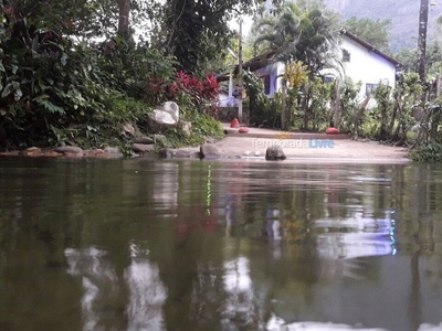 Casa às margens do Rio Paraíso em Guapimirim