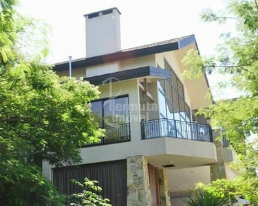 Casa mobiliada para locação com 500m² com 3 suítes, jardim, terraço e hall no Tamboré 10 e