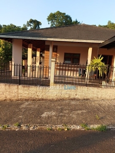 Casa pertinho de gramado pronta para usar com carro e motorista.