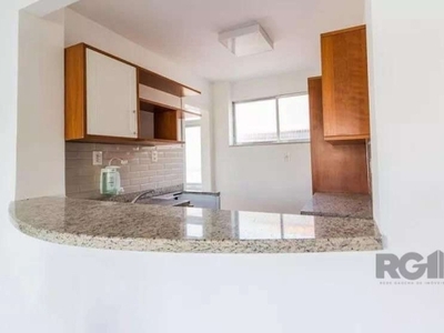 Apto de 03 dormitórios transformado em dois quartos podendo ser revertido, todo reformado, todo em piso de laminado, a cozinha fica com os armários aéreos e balcão com pia, tampo em granito de passa