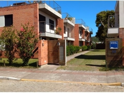 Apartamento à venda com 2 quartos no centro de garopaba