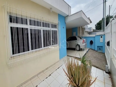 Casa térrea com edícula para locação Excelente localização, bairro residencial, próximo a