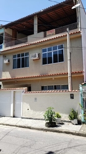Casa Tríplex 3 Quartos, Churrasqueira Em Rua Residencial