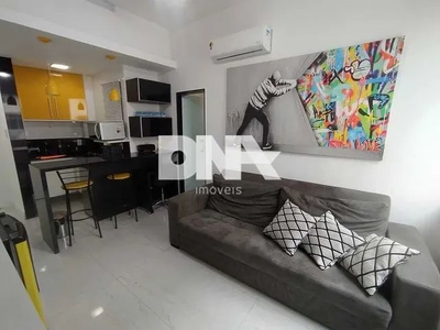 Copacabana/ Sala quarto / transversal do posto 5 / colada à praia/ apartamento