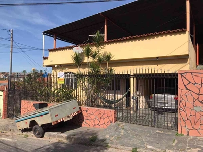 Casa com 3 quartos à venda no bairro Coqueiros, 360m²