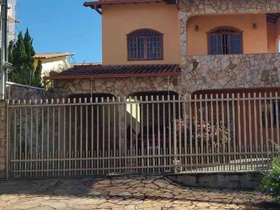 Casa com 3 quartos à venda no bairro Serrano, 360m²