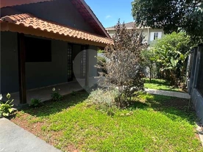 Casa térrea com 03 dormitórios e 02 vagas no jardim dos pinheiros atibaia.