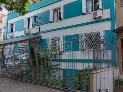 Excelente apartamento térreo elevado, 02 dormitórios no bairro menino deus, composto de living 2 ambientes, ampla cozinha, área de serviço separada e banheiro social. ensolarado, silencioso e arejado.