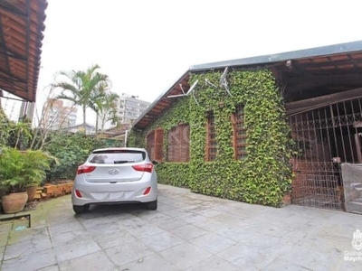 Excelente casa/sobrado com 3 dormitórios, sendo 1 suíte, banheiro social, amplo living para 2 ambientes, cozinha, depósito, lavanderia e vaga para 4 carros. andar de cima cima com cozinha, sala e banh