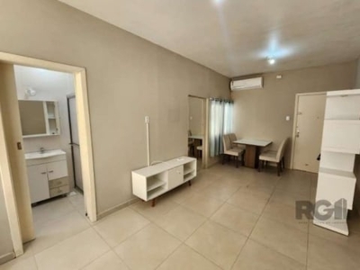 Impecável apartamento jk, reformado, muito silencioso, próximo da av. osvaldo aranha, desocupado. possui sala/dormitório amplo, banheiro com ventilação natural, cozinha e uma despensa/ closet. fica no