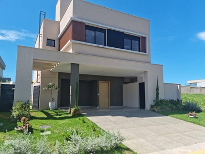 Casa com 4 quartos à venda, 306.0m²