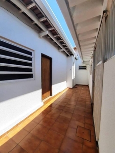 Casa com 4 quartos à venda, 323.0m²