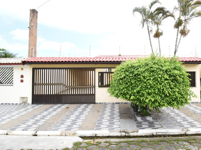 Casa Mobiliada E Com Piscina À Venda Em Peruíbe.
