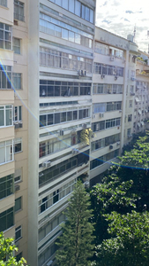 Quarto na rua mais charmosa e arborizada de copacabana