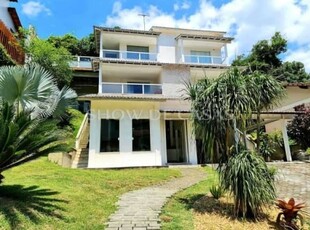 Casa em condomínio fechado com 4 quartos à venda na rua amadeu gomes, sapê, niterói, 450 m2 por r$ 1.580.000