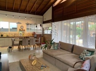 Linda casa mobiliada em condomínio fechado em ubatuba!