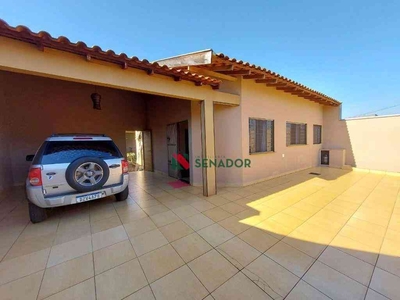 Casa com 2 quartos à venda no bairro Leste Oeste, 156m²