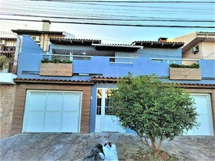 Casa à venda por R$ 790.000