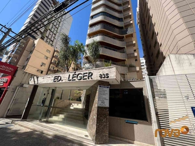 Apartamento com 3 quartos para alugar no bairro Setor Bueno, 220m²