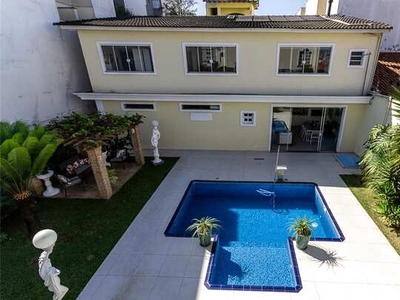 Casa Padrão, 4 dormitórios na Rua Almeria