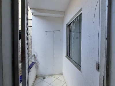 Excelente apartamento no 2º andar em itapuã com 2 quartos e suíte