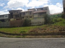 Terreno à venda no bairro do Jardim Europa em Bragança Paulista - SP. Lote de esquina com topografia em aclive. Agende sua visita conosco.