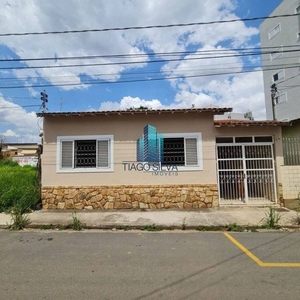 Casa com 3 dormitórios para alugar, 100 m² por R$ 2.000/mês - Centro - Pouso Alegre/MG