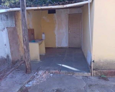 Casa simples praticamente no centro