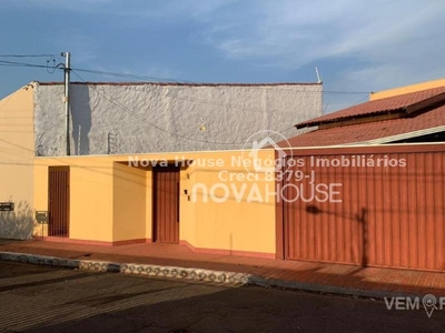 Casa Térrea com 5 Quartos à Venda por R$ 900.000