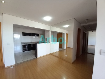 Apartamento à venda no Edifício Santos 1250, andar alto, 3 quartos sendo 1 suíte, 2 vagas de garagem e sacada com churrasqueira.