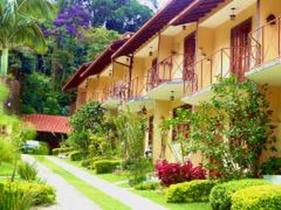 Alugo linda casa de 3 quartos em condominio fechado com varanda e vaga de garagem na Granja Comary com clube com piscina, sauna e churrasqueira.