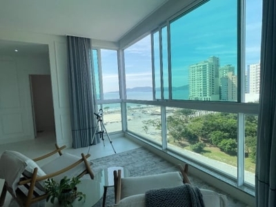 Apartamento de 4 suítes na quadra do mar meia praia itaoema