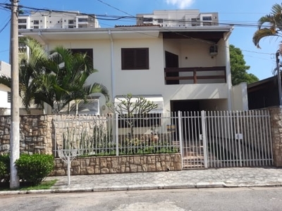 Casa em condomínio para alugar com 4 quarto(s)