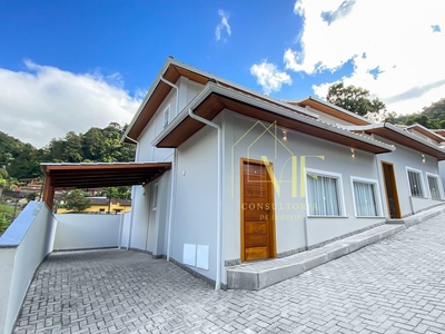 Casa em Mosela, Petrópolis/RJ de 133m² 3 quartos à venda por R$ 684.000,00