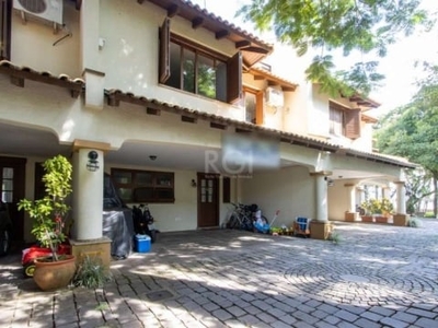 Excelente casa em condomínio com vista para o rio, construção clave.
composta de 3 pavimentos como segue:
no 1° pavimento: living em porcelanato com lareira, lavabo, pátio, copa-cozi