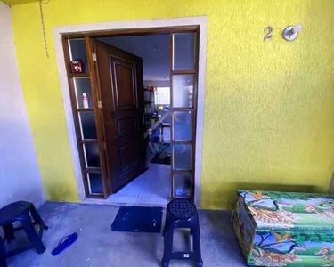 Sobrado à venda na região do Vitória Régia, no Bairro CIC, com dois quartos, sala, cozinha