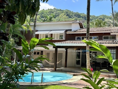 Casa em condomínio com piscina e a 250m da praia