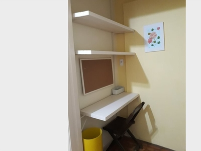 QUARTO INDIVIDUAL SÓ MOÇA ESTUDANTE /TRABALHA PREÇO FIXO 12 MESES / COM FAXINA APARTI DE 1.050,00