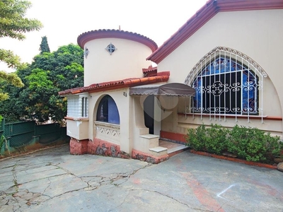 Casa térrea com 4 quartos à venda ou para alugar em Pacaembú - SP