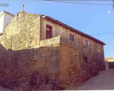 Antiga casa em pedra no alto douro vinhateiro (portugal
