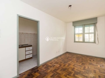 Apartamento com 3 quartos para alugar na princesa isabel, 160, santana, porto alegre, 76 m2 por r$ 1.250