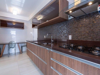Apartamento com varanda gourmet e churrasqueira integrada ao living de 134 m², com duas va