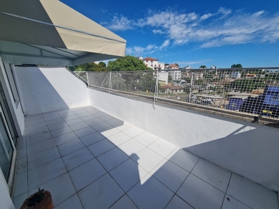 Apartamento para aluguel possui 55 metros quadrados com 1 quarto em Vila Jardim - Porto Al