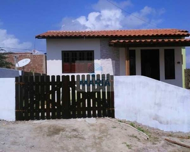 Casa fora de condomínio, com 03 quartos - 75m²