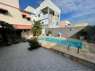 Excelente casa arejada com 04 quartos, piscina e boa localização na Taquara - RJ