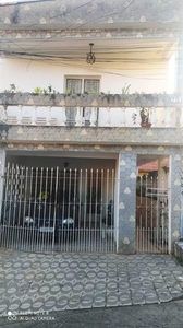 Oportunidade imperdível, 4 casas para venda, a principal com vaga e varanda em F. da Rocha