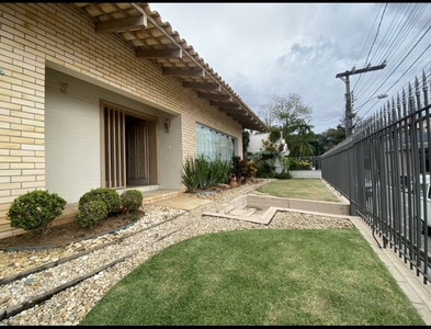 Casa no Bairro Vila Nova em Blumenau com 4 Dormitórios (1 suíte) e 340 m²