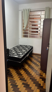 Quarto com janela interna